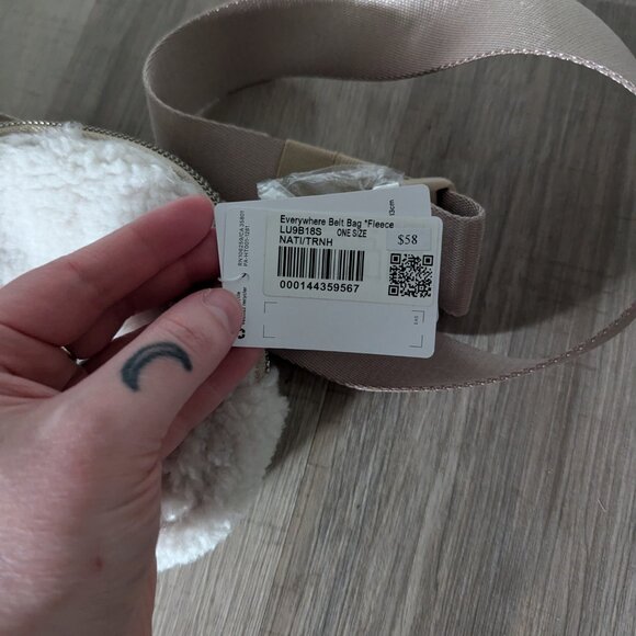 NWT Lululemon Everywhere Fleece Belt Bag Natural Ivory - Picture 3 of 5